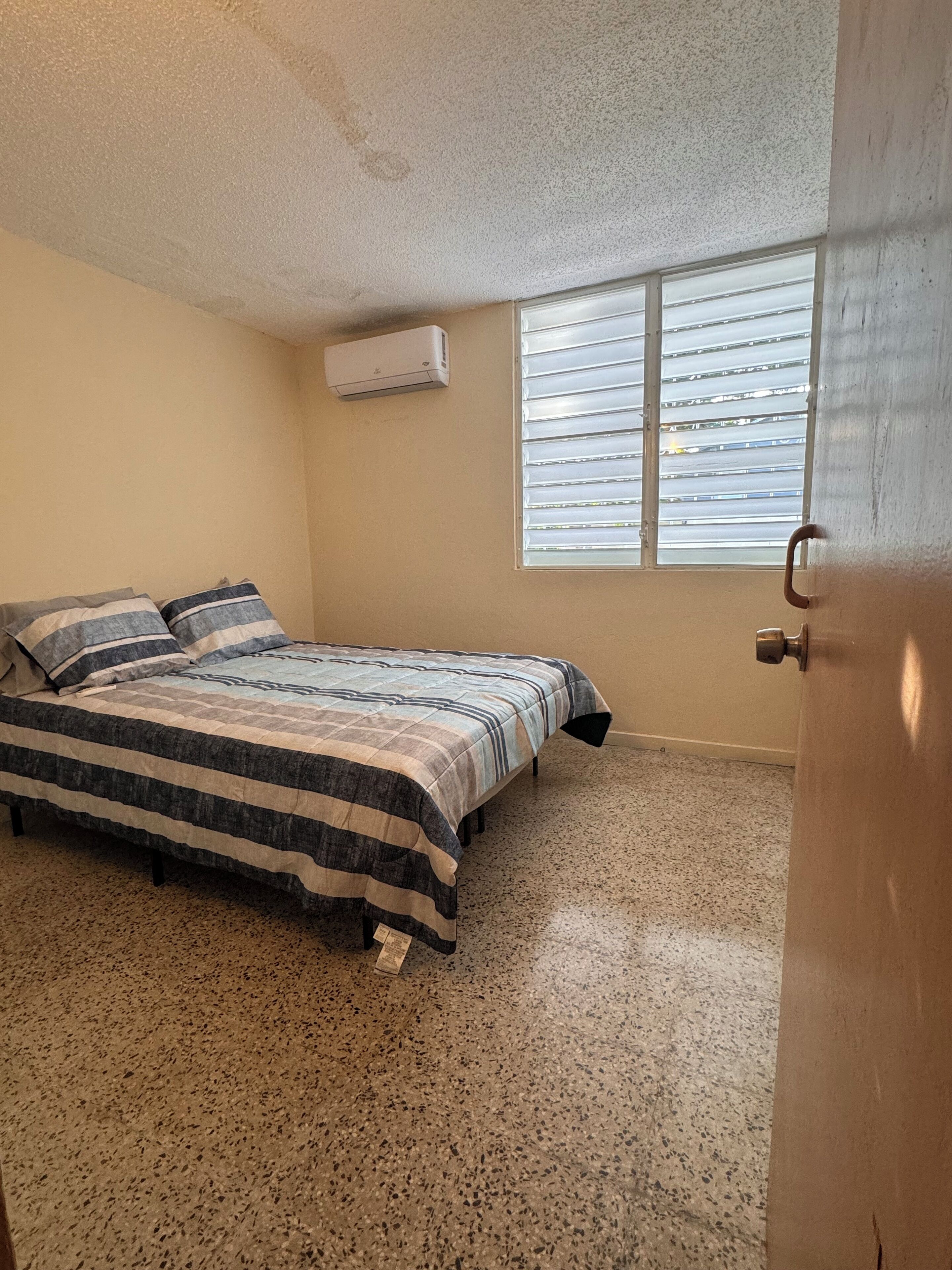 3 bedrooms, iron/ironing board, internet, bed sheets