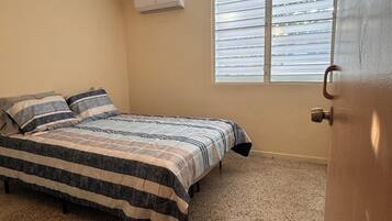 3 bedrooms, iron/ironing board, internet, bed sheets