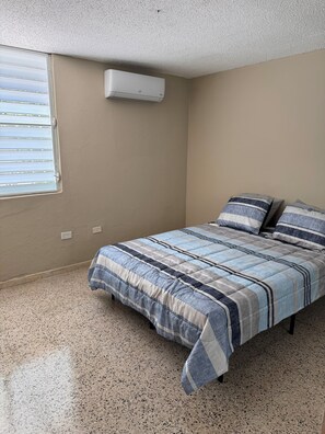 3 habitaciones, tabla de planchar con plancha, internet y ropa de cama 