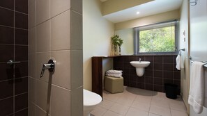 Dusche, Haartrockner, Handtücher