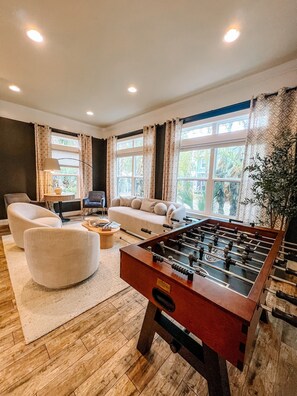 Games room - Walk to historic DOWNTOWN , Heated Pool, backyard Dining, grill, fire pit,Dog Ok (St. Augustine)