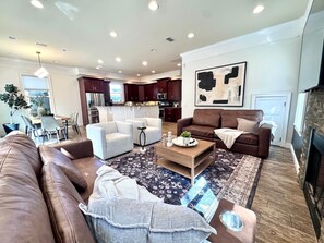 TV, fireplace - Walk to historic DOWNTOWN , Heated Pool, backyard Dining, grill, Dog Ok (St. Augustine)