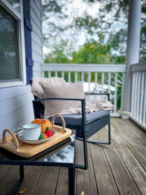 Property grounds - Walk to historic DOWNTOWN , Heated Pool, backyard Dining, grill, fire pit,Dog Ok (St. Augustine)