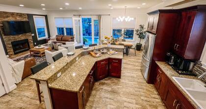 Walk to historic DOWNTOWN , Heated Pool, backyard Dining, grill, fire pit,Dog Ok