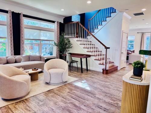 Walk to nights of lights, Heated Pool,Huge House, Backyard Dining, grill, Dog Ok