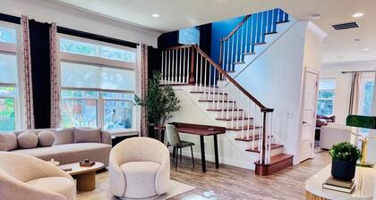 Walk to nights of lights, Heated Pool,Huge House, Backyard Dining, grill, Dog Ok