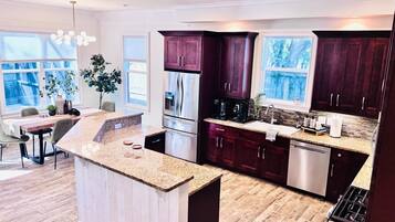 Een magnetron, een oven, een kookplaat, een vaatwasser