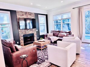 Televisión y chimenea 