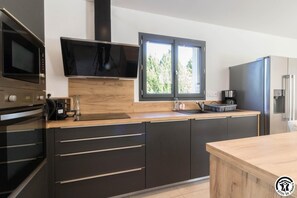 Een koelkast, een magnetron, een vaatwasser, een kinderstoel