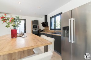 Een koelkast, een magnetron, een vaatwasser, een kinderstoel