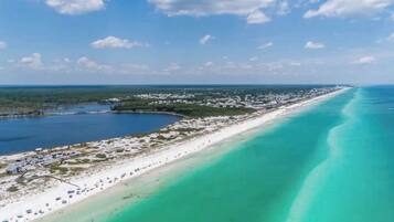 بالقرب من الشاطئ