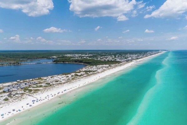 بالقرب من الشاطئ