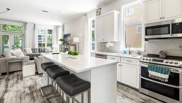 ثلاجة، ميكروويف، فرن، موقد طهي مسطح