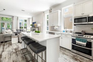 ثلاجة، ميكروويف، فرن، موقد طهي مسطح