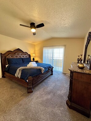 4 bedrooms, iron/ironing board, WiFi