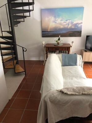 TV - Spacious Apartment Balmoral Beach Retreat | 100m to Sand & Cafés (Mosman)