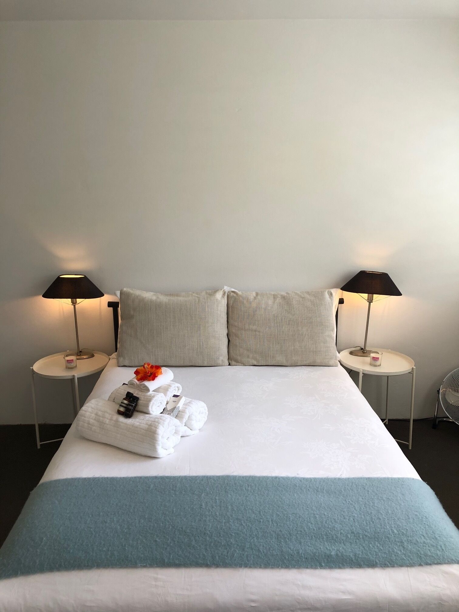 Escritorio, tabla de planchar con plancha, wifi gratis y ropa de cama 