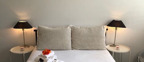 Escritorio, tabla de planchar con plancha, wifi gratis y ropa de cama