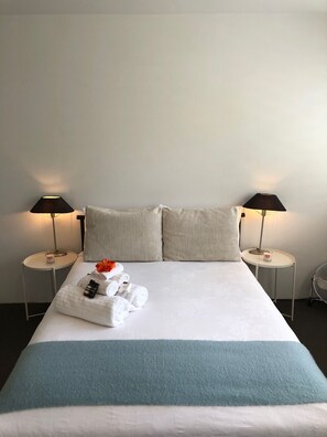 1 bedroom, desk, iron/ironing board, free WiFi - Spacious Apartment Balmoral Beach Retreat | 100m to Sand & Cafés (Mosman)