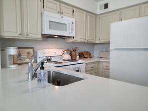 Microondas, horno, parrilla de estufa y lavavajillas