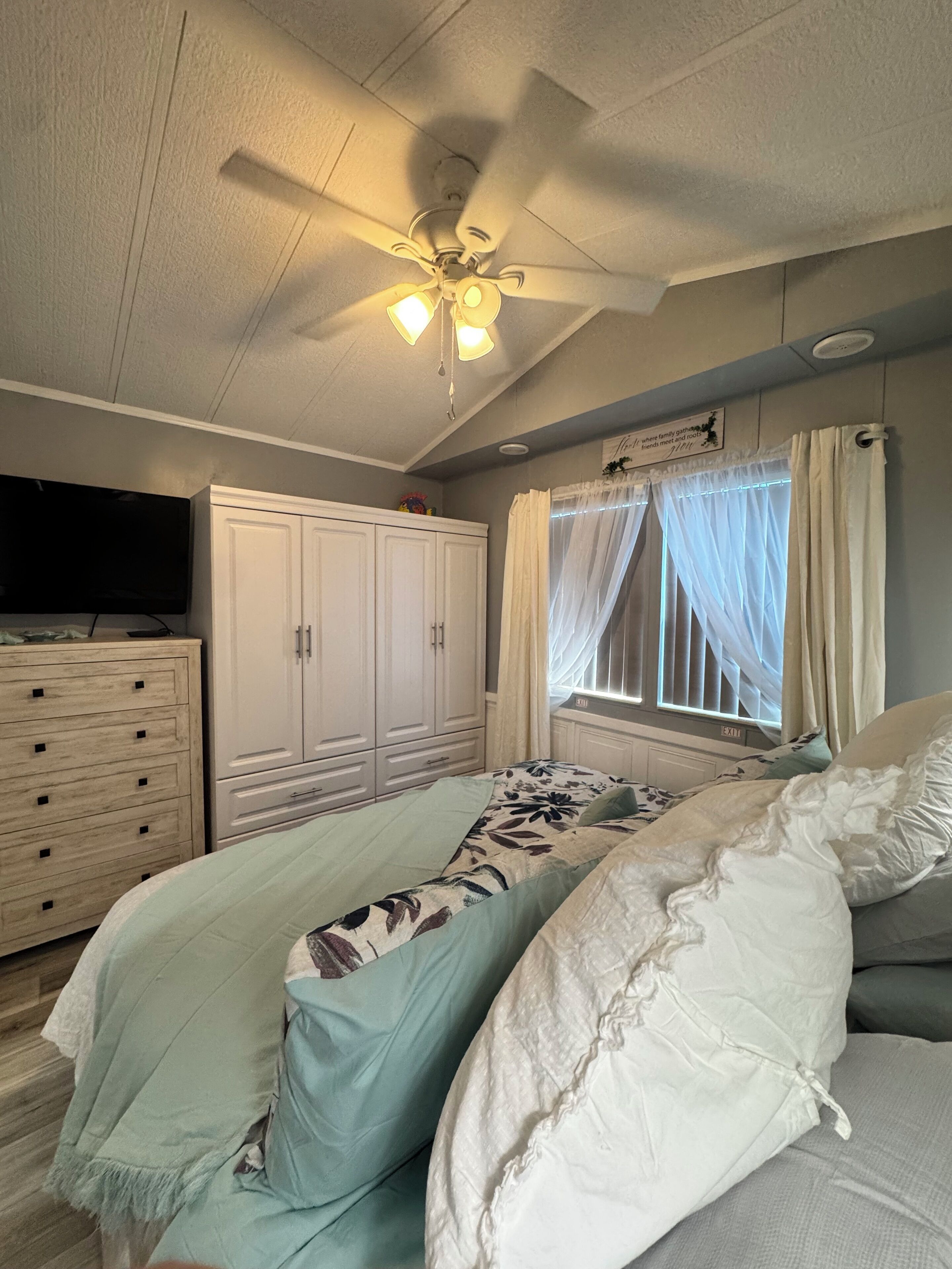 1 habitación, tabla de planchar con plancha, wifi gratis y ropa de cama 