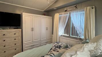 1 slaapkamer, een strijkplank/strijkijzer, internet, beddengoed