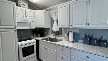 Een magnetron, een oven, een kookplaat, een vaatwasser