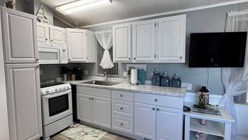 Mikrowelle, Ofen, Herdplatte, Geschirrspüler