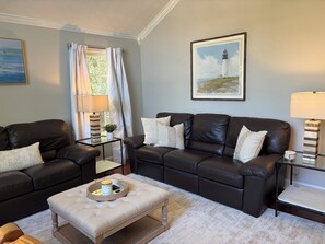 Living area - Peaceful Family Retreat on Smith Lake (Logan)