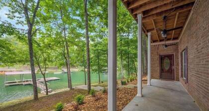 Peaceful Family Retreat on Smith Lake