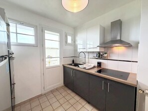 Geladeira, micro-ondas, fogão, cooktop