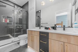 Douche, séchoir à cheveux, serviettes fournies, savon