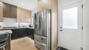 Coffee/tea maker, fridge, microwave, oven