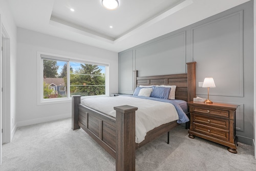 Modern luxury home near Downtown and close to University of Alberta **King Bed