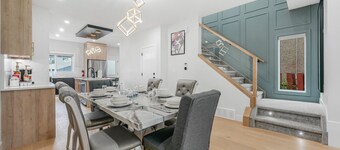 Modern luxury home near Downtown and close to University of Alberta **King Bed