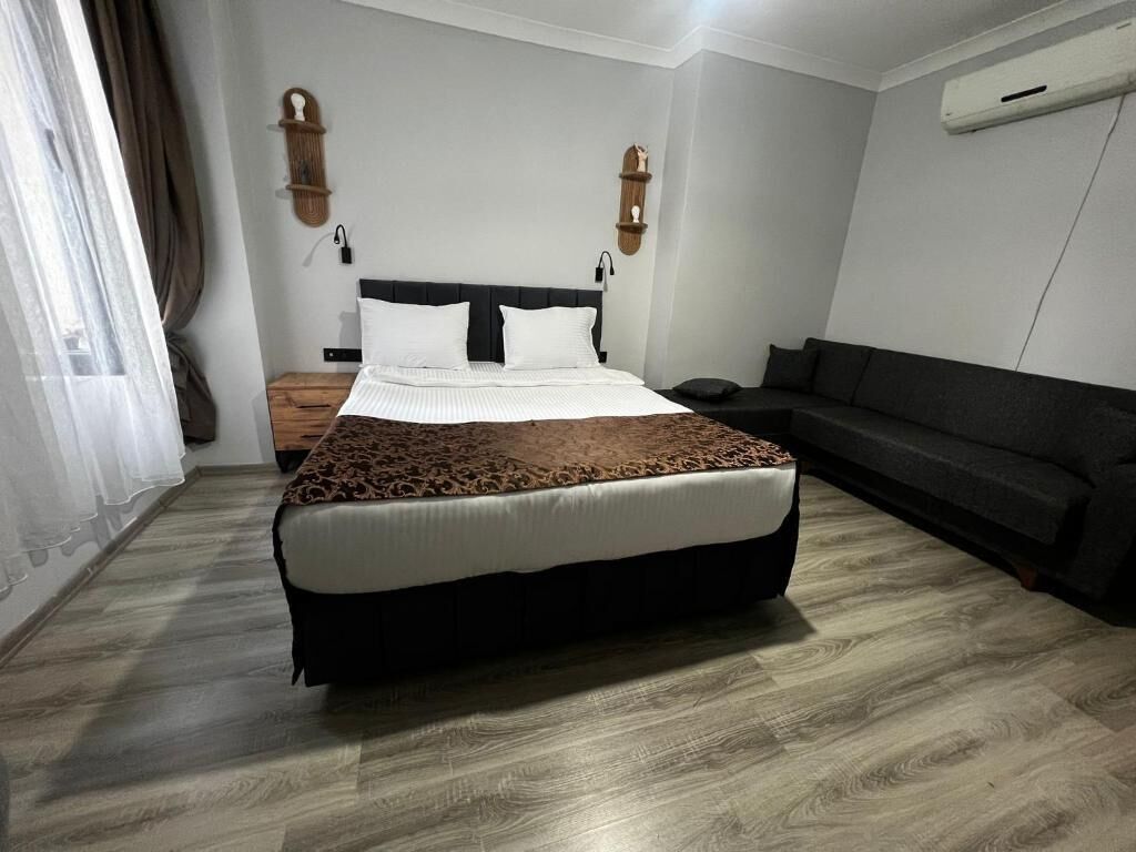 Suite, balkon, pemandangan kota | Meja kerja, ruang kerja ramah laptop, dan tirai kedap cahaya