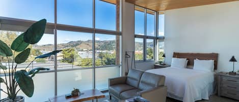 Superior Studio | Desk, soundproofing, iron/ironing board, free WiFi