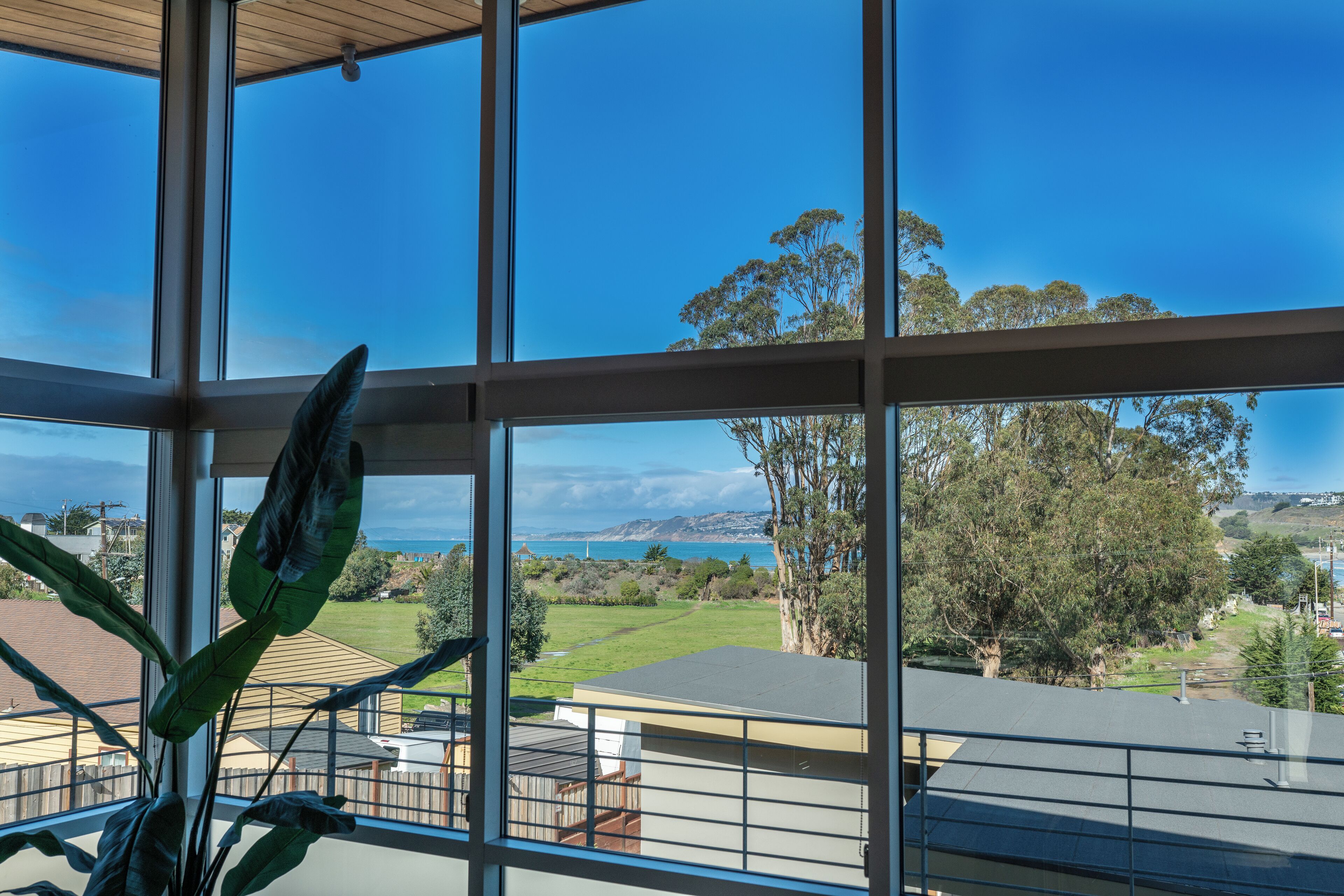 Estúdio superior | Escrivaninha, quartos à prova de som, ferros/tábuas de passar roupa