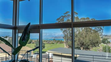 Estúdio superior | Escrivaninha, quartos à prova de som, ferros/tábuas de passar roupa