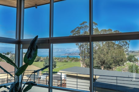 Escritorio, sistema de insonorización y tabla de planchar con plancha