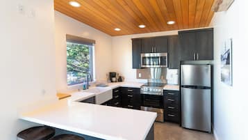 Suíte urbana | Cozinha privada | Geladeira grande, micro-ondas, fogão, cooktop