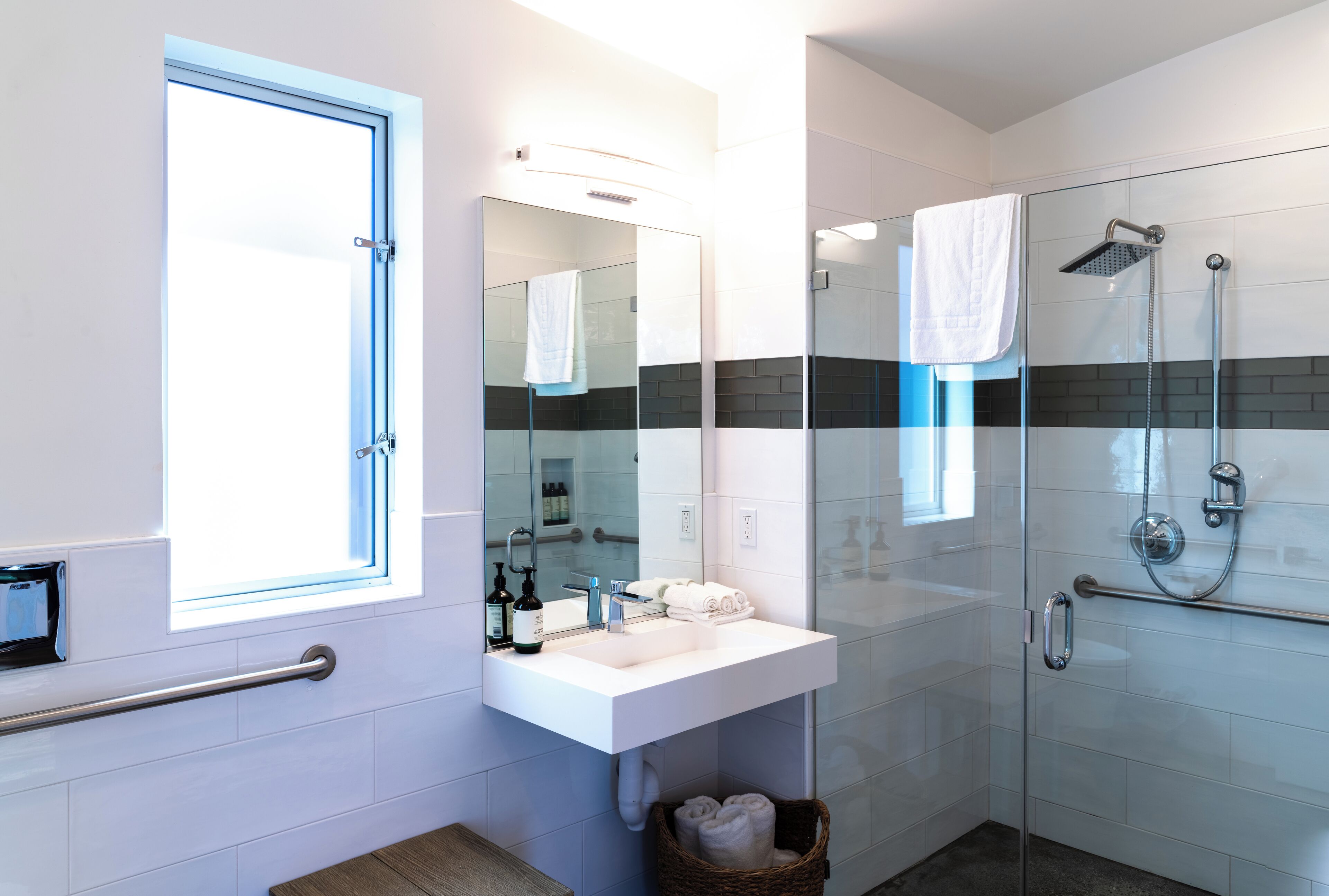 Studio, pyörätuolille soveltuva suihku, valtamerinäköala | Kylpyhuone | Suihku, hiustenkuivaaja, pyyhkeet, saippua