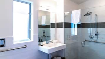 Studio, pyörätuolille soveltuva suihku, valtamerinäköala | Kylpyhuone | Suihku, hiustenkuivaaja, pyyhkeet, saippua