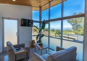 Superior Studio | Living area - anchor inn pacifica (Pacifica)