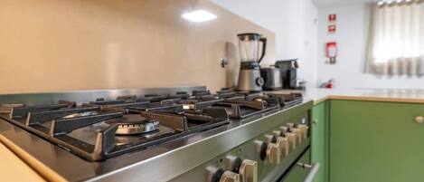 Een koelkast, een microgolfoven, een oven, een kookplaat