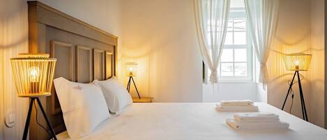 5 bedrooms, desk, iron/ironing board, travel crib