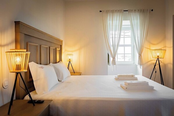 5 bedrooms, desk, iron/ironing board, travel crib