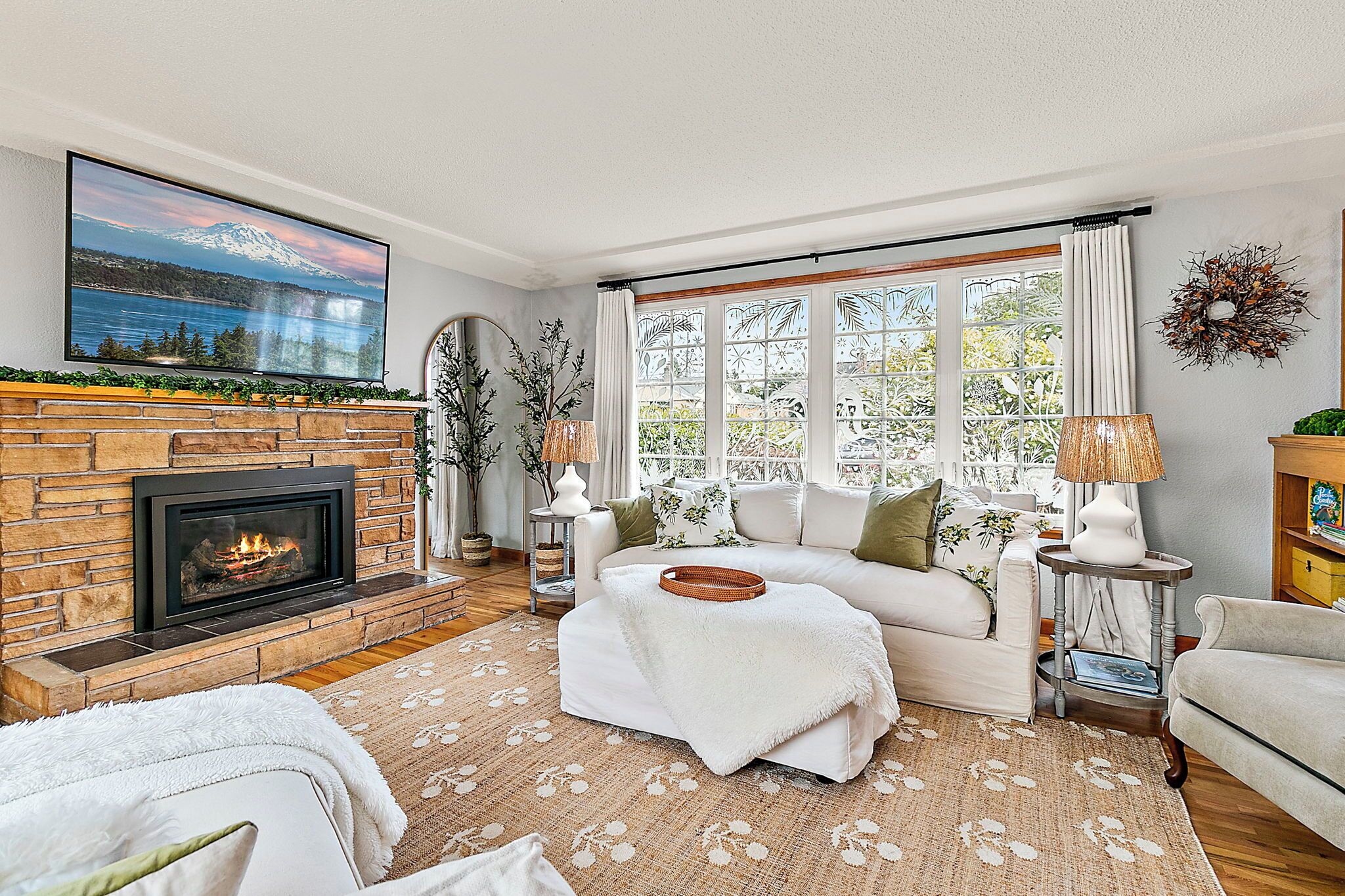 Älytelevisio, takka, työhuone