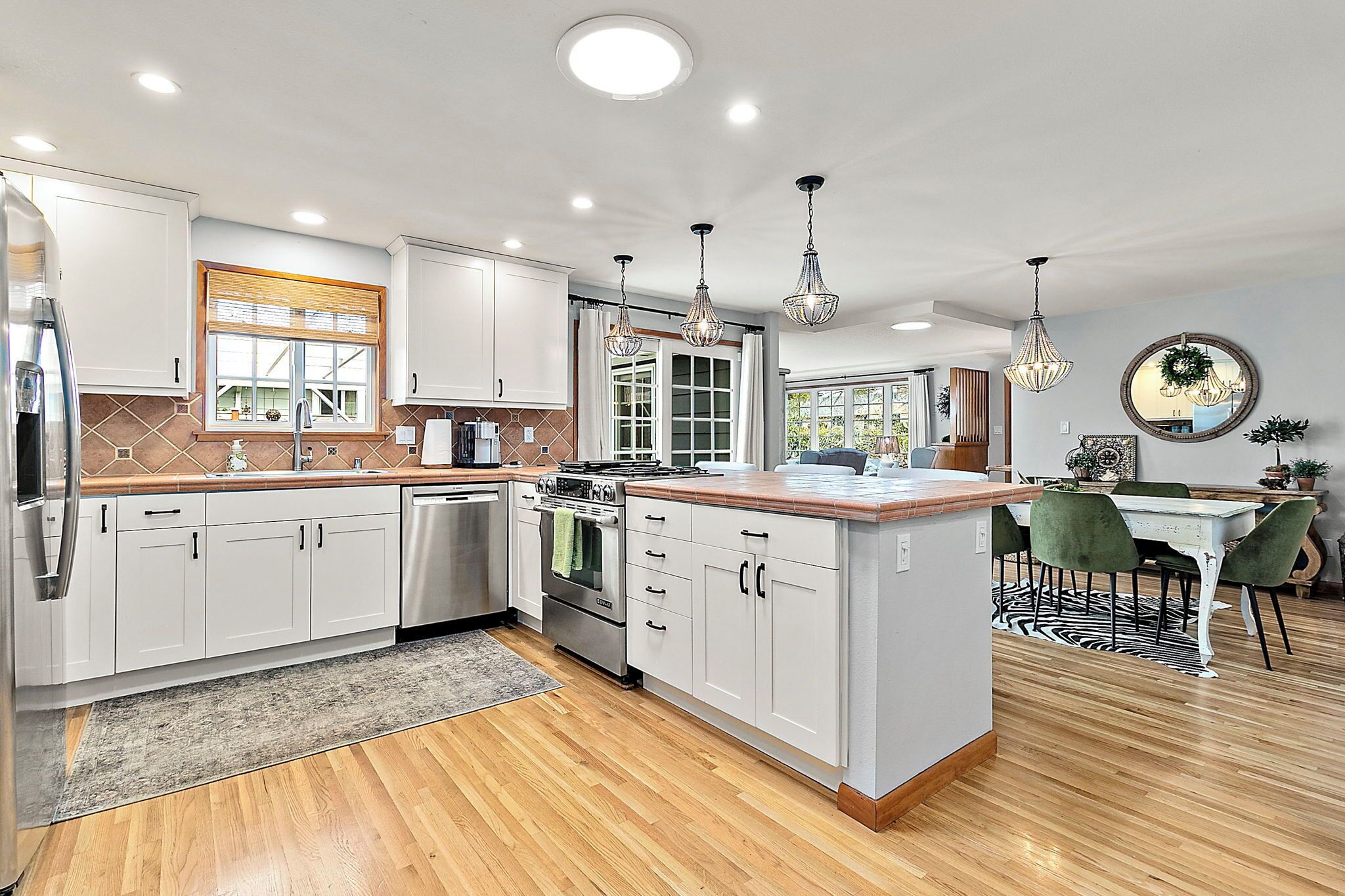 Geladeira, micro-ondas, fogão, cooktop