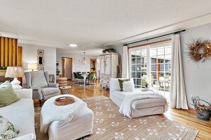 Smart TV, fireplace, offices